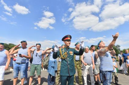 Москва. Десантники во время празднования 92-й годовщины создания Воздушно-десантных войск (ВДВ) в парке Горького.