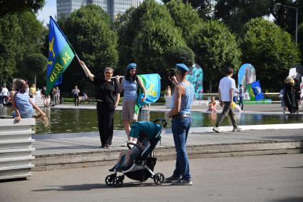 Москва. Десантники во время празднования 92-й годовщины создания Воздушно-десантных войск (ВДВ) в парке Горького.