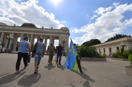 Москва. Десантники во время празднования 92-й годовщины создания Воздушно-десантных войск (ВДВ) в парке Горького.