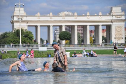 Москва. Десантники во время празднования 92-й годовщины создания Воздушно-десантных войск (ВДВ) в парке Горького.