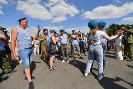 Москва. Десантники во время празднования 92-й годовщины создания Воздушно-десантных войск (ВДВ) в парке Горького.