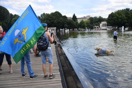 Москва. Десантники во время празднования 92-й годовщины создания Воздушно-десантных войск (ВДВ) в парке Горького.