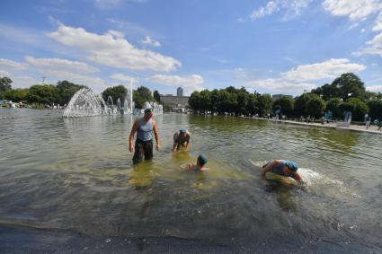 Москва. Десантники во время празднования 92-й годовщины создания Воздушно-десантных войск (ВДВ) в парке Горького.