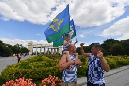 Москва. Десантники во время празднования 92-й годовщины создания Воздушно-десантных войск (ВДВ) в парке Горького.