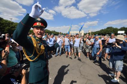 Москва. Десантники во время празднования 92-й годовщины создания Воздушно-десантных войск (ВДВ) в парке Горького.