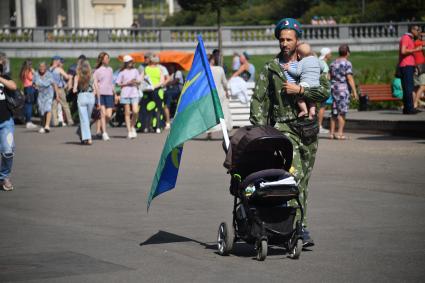 Москва. Десантники во время празднования 92-й годовщины создания Воздушно-десантных войск (ВДВ) в парке Горького.