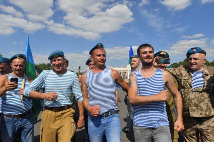 Москва. Десантники во время празднования 92-й годовщины создания Воздушно-десантных войск (ВДВ) в парке Горького.