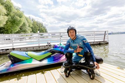 Москва. Спортсмен Дмитрий Цой  и оборудование для полета над водой на реактивном скейтена флайборде(гидрофлайте) в Строгинском затоне.