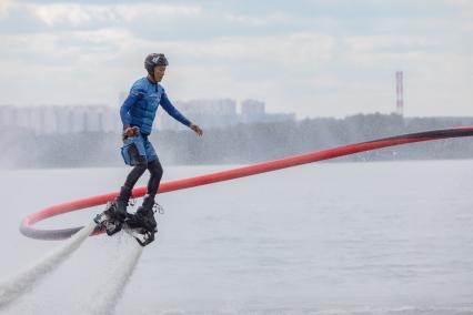 Москва. Спортсмен Дмитрий Цой на флайборде занимается гидрофлайтом в Строгинском затоне.