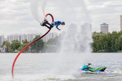 Москва. Спортсмен Дмитрий Цой на флайборде занимается гидрофлайтом в Строгинском затоне.