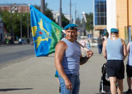 Пермь. Мужчина во время празднования Дня Воздушно-десантных войск России.