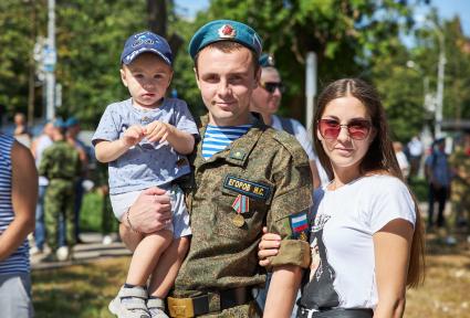 Пермь. Мужчина с женщиной и ребенком во время празднования Дня Воздушно-десантных войск России.