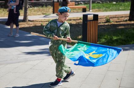 Пермь. Мальчик с флагом ВДВ во время празднования Дня Воздушно-десантных войск России.