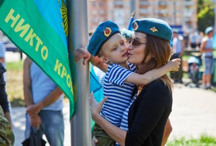 Пермь. Женщина с ребенком во время празднования Дня Воздушно-десантных войск России.