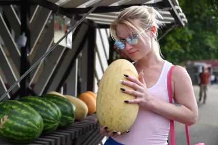 Москва.  Продажа арбузов  и дынь на фестивале `Московское варенье. Возвращение легенды`.