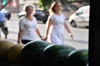 Москва.  Продажа арбузов  и дынь на фестивале `Московское варенье. Возвращение легенды`.