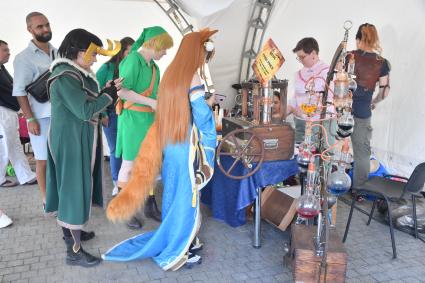 Москва. Участники на международном фестивале науки и технологий Geek Picnic в парке искусств `Музеон`.