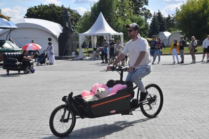 Москва.  Участники парада фантастического электротранспорта на мотоциклах   на международном фестивале науки и технологий Geek Picnic в парке искусств `Музеон`.