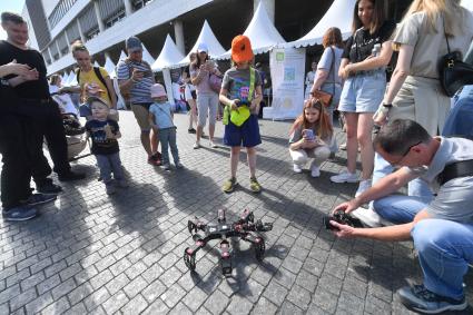 Москва. Робот-гексапод на международном фестивале науки и технологий Geek Picnic в парке искусств `Музеон`.