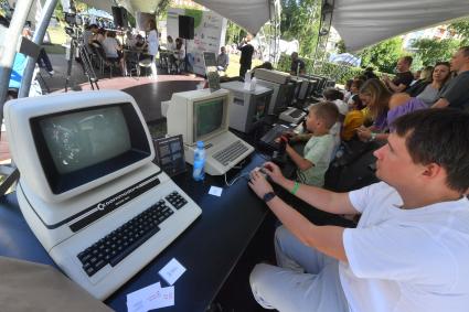 Москва.  Посетители  на международном фестивале науки и технологий Geek Picnic в парке искусств `Музеон`.