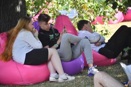 Москва. Посетители на международном фестивале науки и технологий Geek Picnic в парке искусств `Музеон`.
