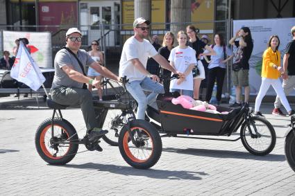 Москва.  Участники парада фантастического электротранспорта на мотоциклах   на международном фестивале науки и технологий Geek Picnic в парке искусств `Музеон`.