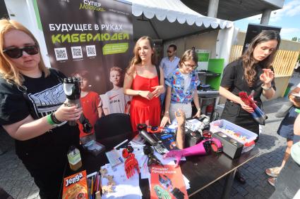 Москва.  Стол с киберпротезами на международном фестивале науки и технологий Geek Picnic в парке искусств `Музеон`.