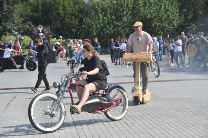 Москва.  Участники парада фантастического электротранспорта на мотоциклах   на международном фестивале науки и технологий Geek Picnic в парке искусств `Музеон`.