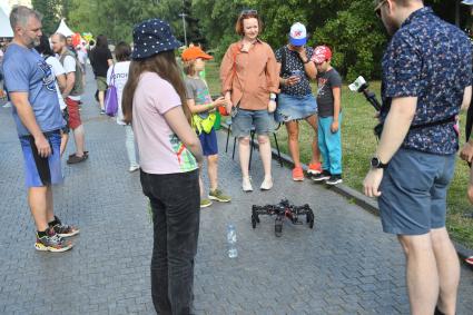 Москва. Робот-гексапод на международном фестивале науки и технологий Geek Picnic в парке искусств `Музеон`.