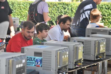 Москва.  Посетители  на международном фестивале науки и технологий Geek Picnic в парке искусств `Музеон`.