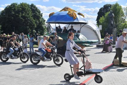 Москва.  Участники парада фантастического электротранспорта на мотоциклах   на международном фестивале науки и технологий Geek Picnic в парке искусств `Музеон`.