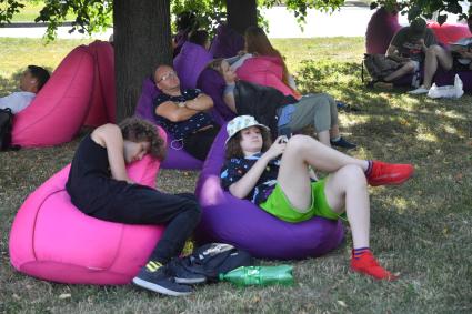 Москва. Посетители на международном фестивале науки и технологий Geek Picnic в парке искусств `Музеон`.