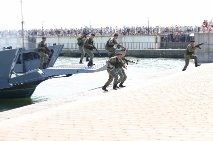 Новороссийск. Показательные выступления военнослужащих НВМБ во время празднования Дня Военно-морского флота России.