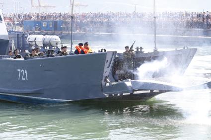 Новороссийск. Показательные выступления военнослужащих НВМБ во время празднования Дня Военно-морского флота России.