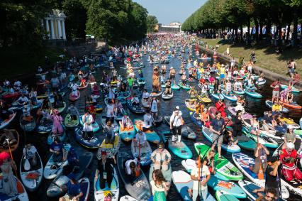 Санкт-Петербург. Участники фестиваля `Фонтанка-SUP`.