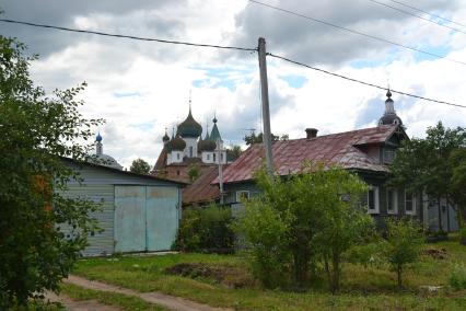 Ростов Великий. Авраамиев Богоявленский монастырь (на дальнем плане).