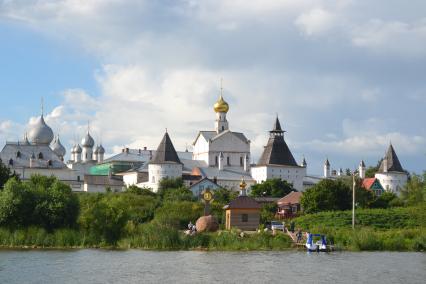 Ростов Великий. Вид на Ростовский кремль с озера Неро.