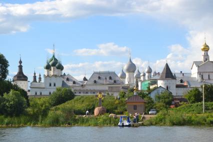 Ростов Великий. Вид на Ростовский кремль с озера Неро.