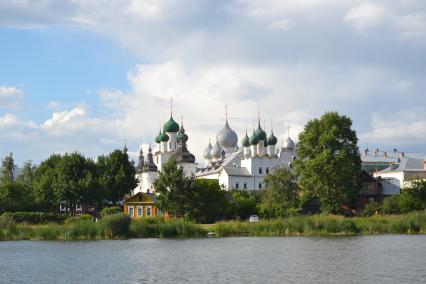 Ростов Великий. Вид на Ростовский кремль с озера Неро.