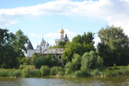 Ростов Великий. Вид на Ростовский кремль с озера Неро.