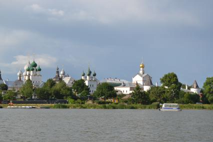 Ростов Великий. Вид на Ростовский кремль с озера Неро.