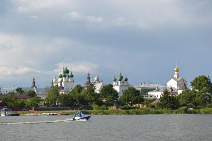 Ростов Великий. Вид на Ростовский кремль с озера Неро.