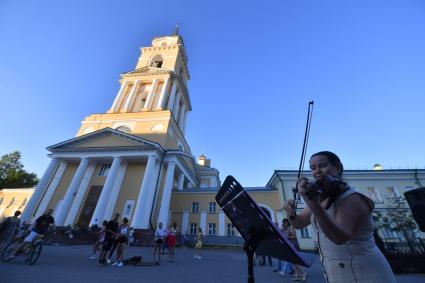 Пермь. Девушка играет на скрипке у  Пермской государственной художественной  галереи.