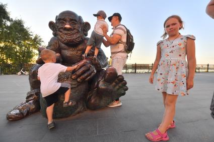 Пермь. Дети играют у  скульптуры `Землячок Лукьян` рядом  на набережной Камы.