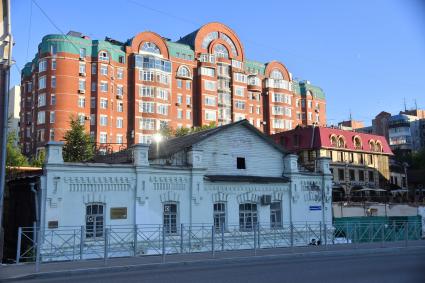 Пермь. Виды города. Старый дом и новостройка.