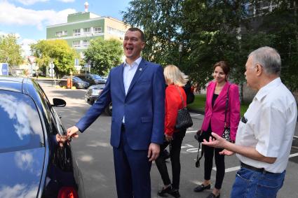 Москва. Губернатор Хабаровского края Михаил Дегтярев и корреспондент `Комсомольской правды` Александр Гамов (справа) у редакции `Комсомольская правда`.