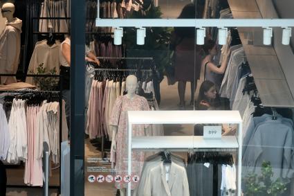 Екатеринбург. Очередь у магазина H&M, открывшегося после 4 месяцев простоя, из-за введения антироссийских санкций