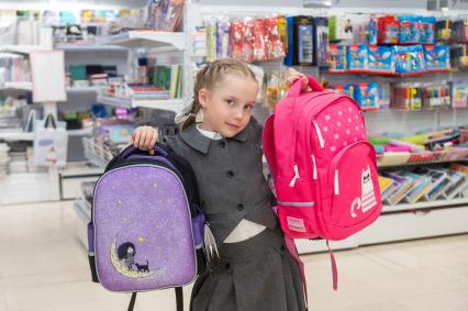 Санкт-Петербург. Девочка выбирает рюкзак в магазине перед началом учебного года.