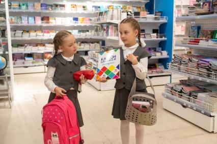 Санкт-Петербург. Девочки в отделе школьных принадлежностей в магазине канцтоваров перед началом учебного года.