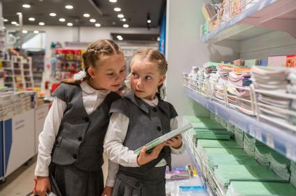 Санкт-Петербург. Девочки в отделе школьных принадлежностей в магазине канцтоваров `Буквоед` перед началом учебного года.